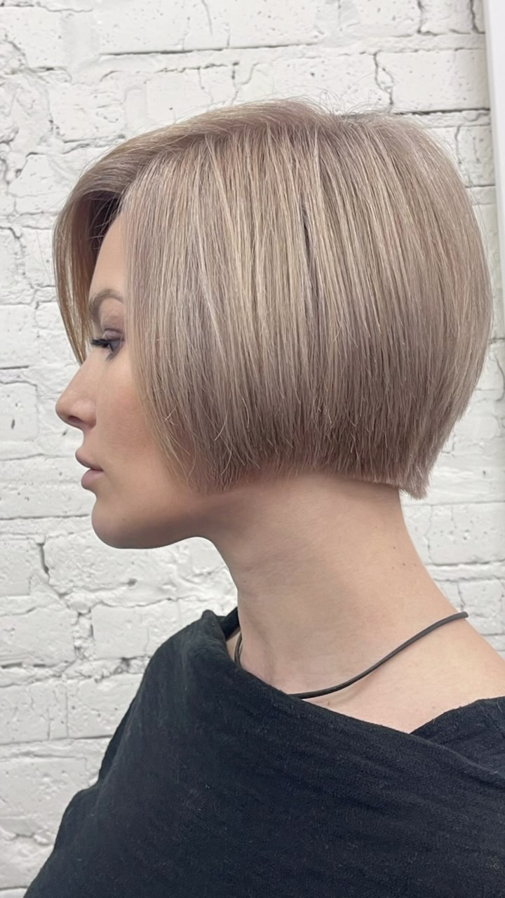 Precizně zastřižený krátký blond mikád — profilový záběr