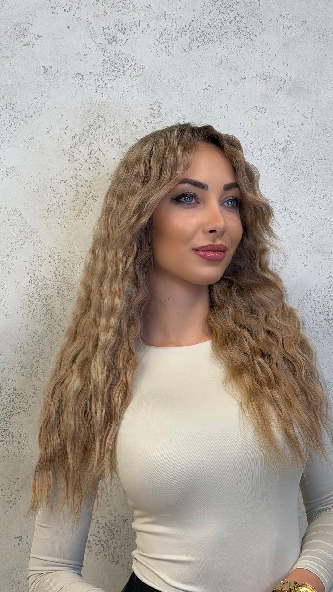 Žena s dlouhými vlnitými blonďatými vlasy